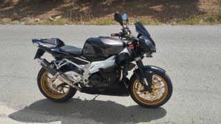 Aprilia Tuono 1000R Negra y Dorada