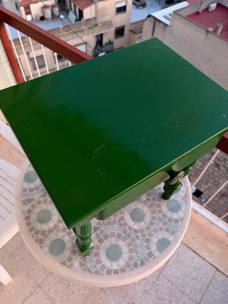 Mesita de noche verde con cajón