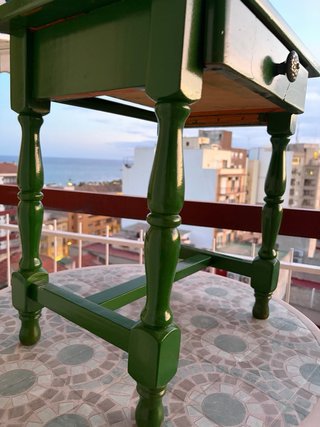 Mesita de noche verde con cajón
