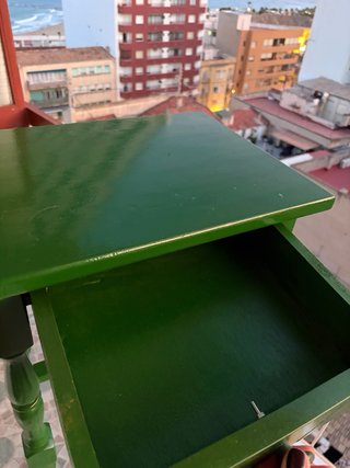 Mesita de noche verde con cajón