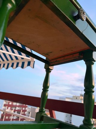 Mesita de noche verde con cajón