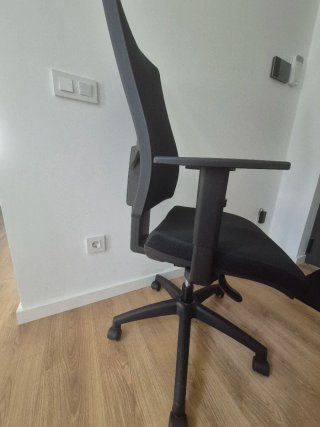 Silla de oficina ergonómica negra