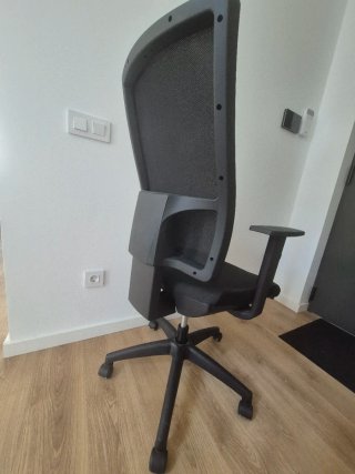 Silla de oficina ergonómica negra