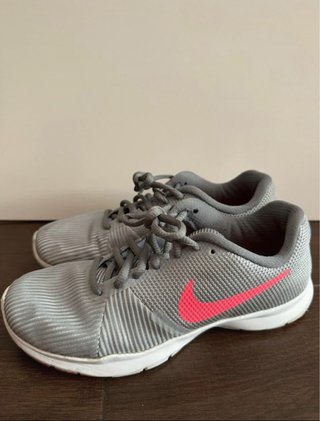 Sneakers Nike grigie e rosa
