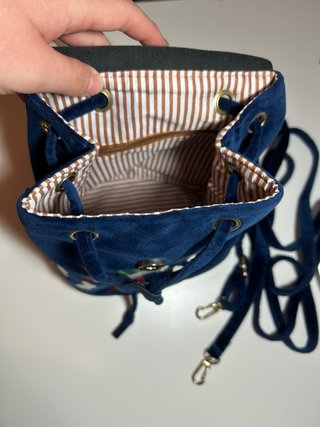 Mochila azul marino bordada flores