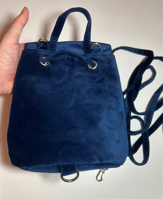 Mochila azul marino bordada flores