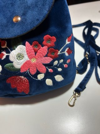 Mochila azul marino bordada flores
