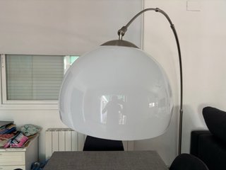 Lámpara de pie moderna gris y blanca