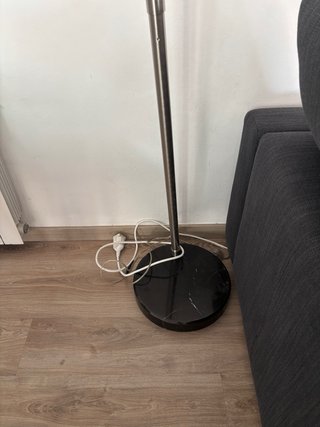 Lámpara de pie moderna gris y blanca