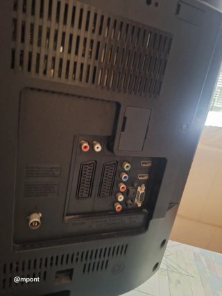 TV Sony Bravia Negra con Peana