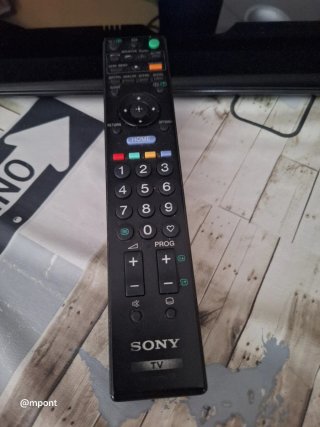TV Sony Bravia Negra con Peana