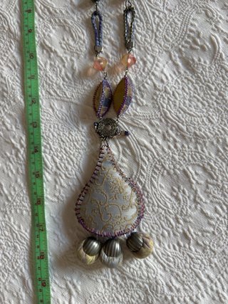Collar Ayala Bar tela beige y morado