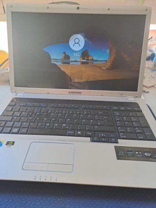 Portátil Samsung R730 17" 8GB RAM 750GB HDD