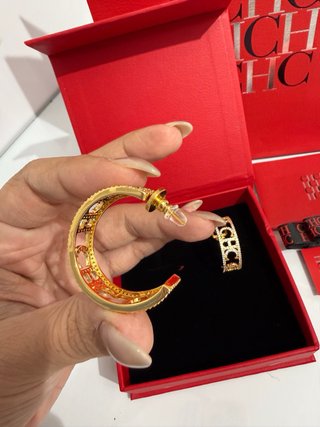 Aros Carolina Herrera dorados 33mm diametro