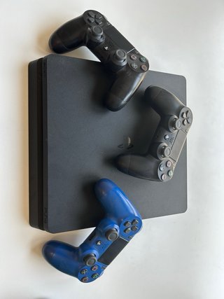 PS4 (PlayStation 4) + 3 Mandos
