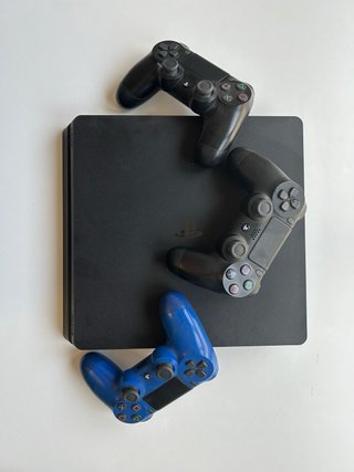 PS4 (PlayStation 4) + 3 Mandos