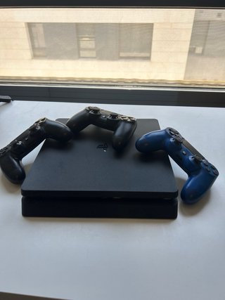 PS4 (PlayStation 4) + 3 Mandos