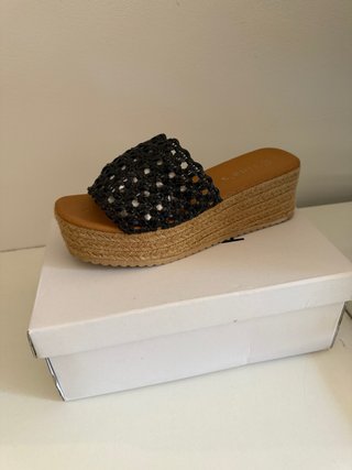 Sandalias cuña negras.