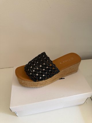 Sandalias cuña negras.