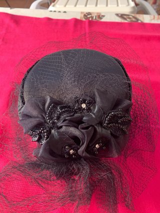 Elegante tocado de seda con rejilla