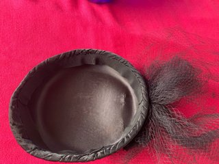 Elegante tocado de seda con rejilla