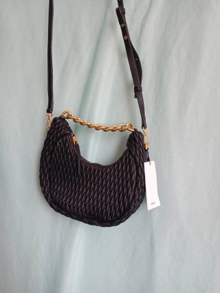 Bolso negro mujer MNG con cadena dorada