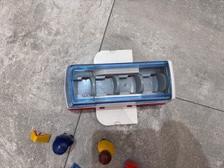 Autobús de juguete con figuras
