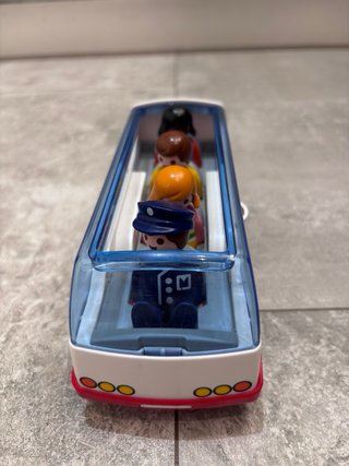 Autobús de juguete con figuras