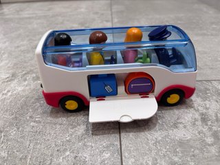 Autobús de juguete con figuras