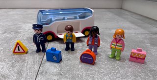 Autobús de juguete con figuras