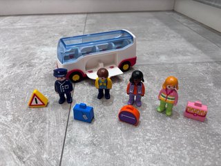 Autobús de juguete con figuras