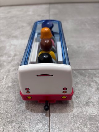 Autobús de juguete con figuras