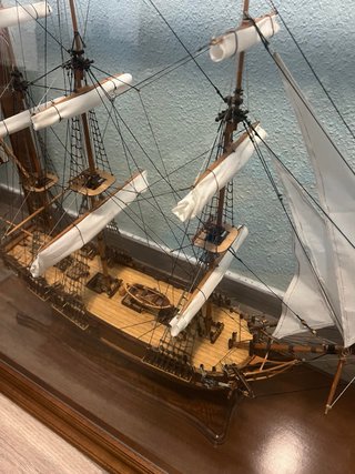 Maqueta de barco de madera