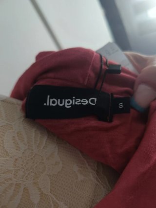 Camiseta Desigual roja con estampado