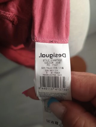 Camiseta Desigual roja con estampado