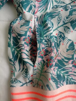 Chaqueta bomber floral con cremallera