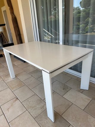 Mesa de comedor moderna blanca extensible 50cm