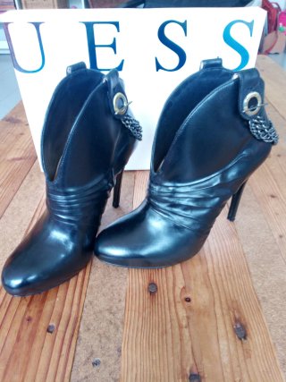 Botines Guess Negros Tacón Cadena