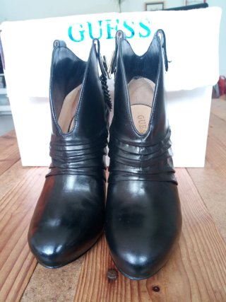Botines Guess Negros Tacón Cadena