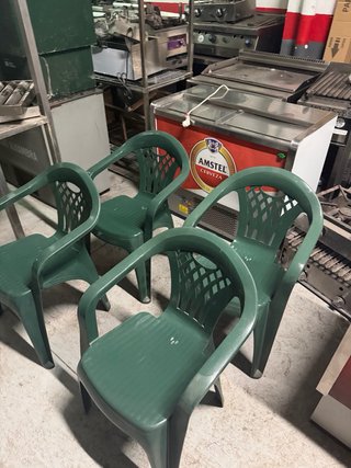 4 Sillas de Plástico Verdes a 5€ cada