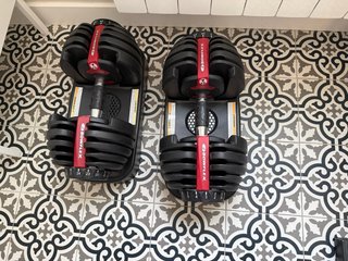 Banco de pesas y 2 mancuernas 2-24kg