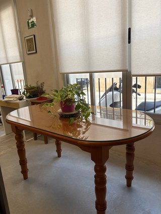 Mesa de comedor de madera y cristal