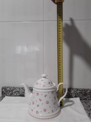 Tetera de porcelana con flores rosas