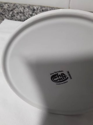 Tetera de porcelana con flores rosas