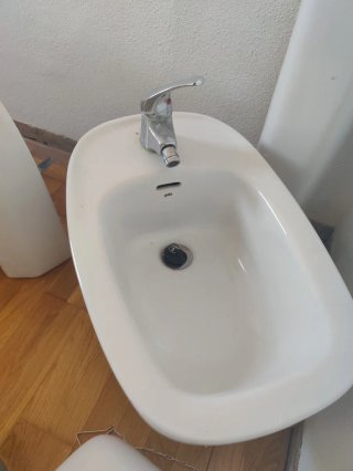 Sanitarios WC baño con grifería