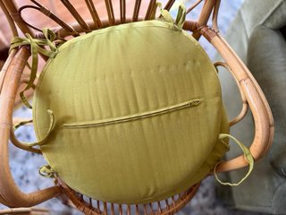 2 sillones de mimbre con cojines verdes