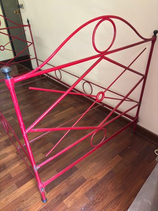Letto singolo in ferro battuto rosso