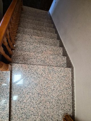 Escalones de granito rosa asalmonado