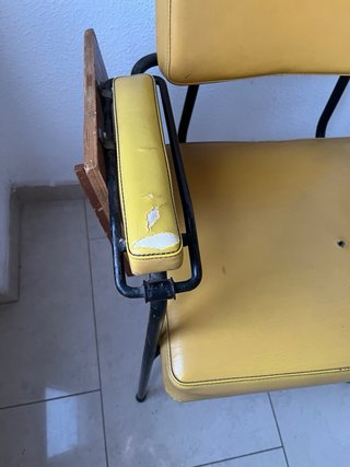 Silla pupitre vintage amarilla