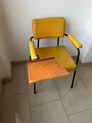 Silla pupitre vintage amarilla